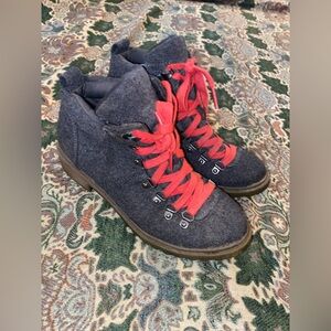 Fergalicious by FERGIE woman’s hiking boots